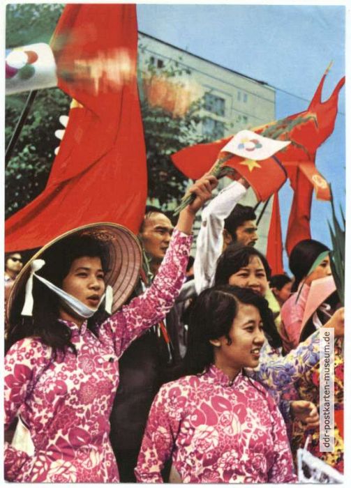 Weltfestspiele 1973 - Vietnamesische Studentinnen in der Berliner Karl-Marx-Allee - 1973