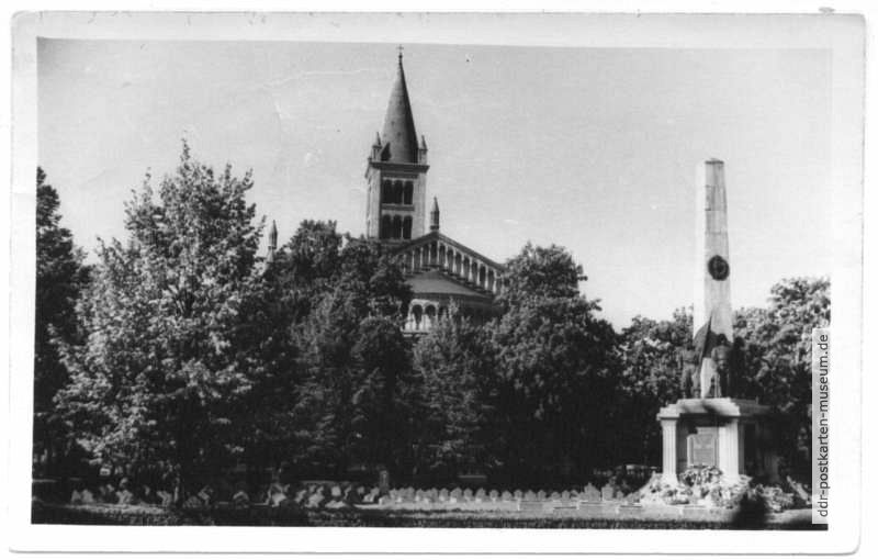 Katholische Kirche und Sowjetisches Ehrenmal auf Platz der Einheit - 1957