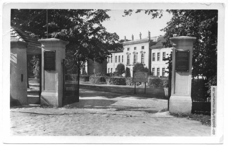 Schloß Rheinsberg, Eingang zum Sanatorium "Helmut Lehmann" - 1956 / 1964