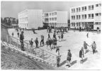 Juri-Gagarin-Oberschule, Pausenhof - 1974