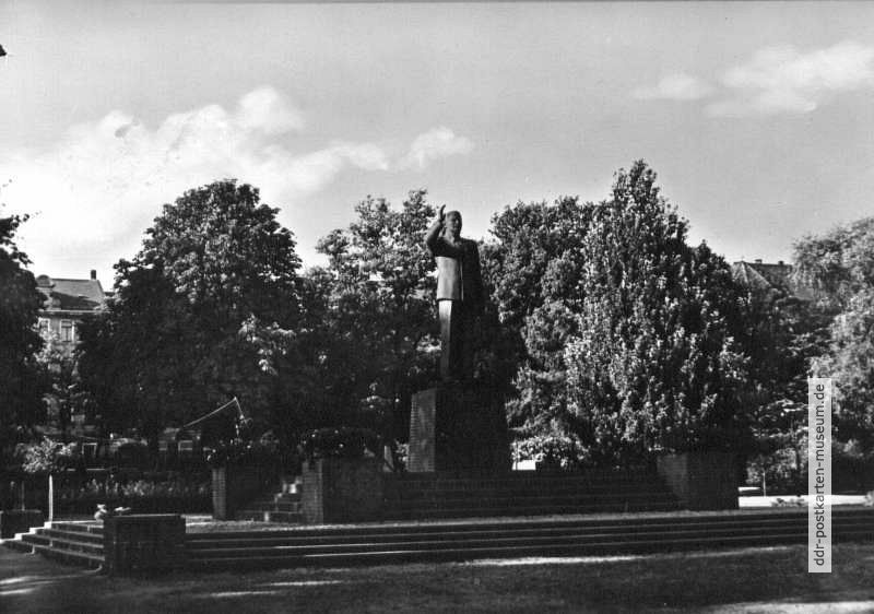 Stalin-Denkmal (Geschenk der Sowjetunion für VEB Stahlwerk Riesa) - 1959