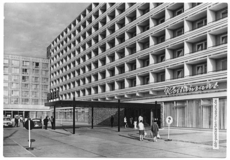 Eingang am Interhotel "Warnow" mit Restaurant - 1969