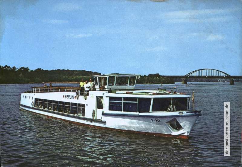 Neues Fahrgastschiff "Berlin" der Weißen Flotte Potsdam - 1984