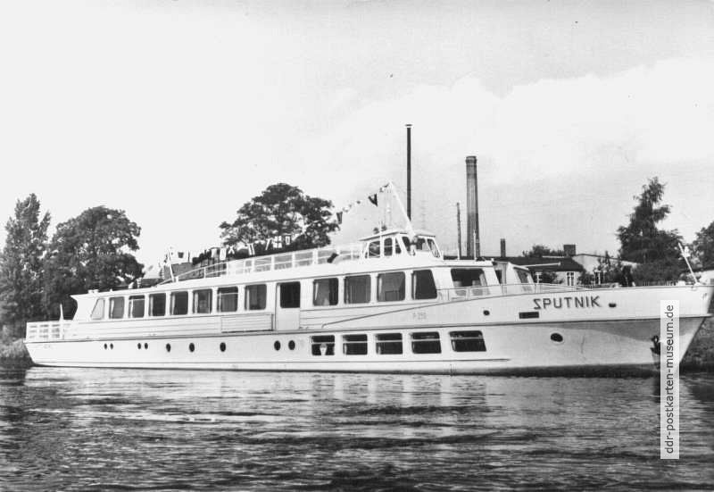 Weiße Flotte Halle, Fahrgastschiff "Sputnik" in Wolfen - 1965 / 1979