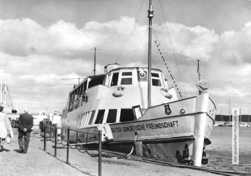 MS "Deutsch-Sowjetische Freundschaft" an der Anlegestelle der Weißen Flotte in Stralsund - 1968