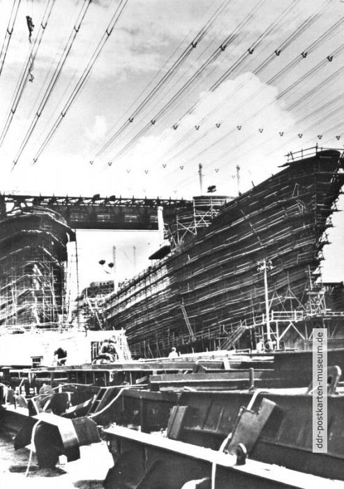 Schiff auf der Helling in der Warnow-Werft in Warnemünde - 1960