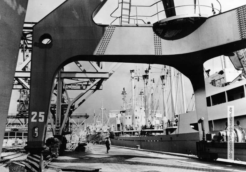 Frachter im Überseehafen Rostock - 1974