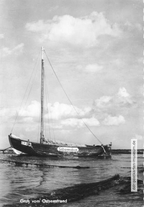 Ausflugssegelboot "Silbermöwe" am Ostseestrand - 1967