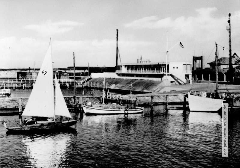Jachthafen mit Klubhaus in Warnemünde - 1964