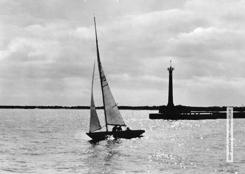 Segelboot bei der Ausfahrt vom Alten Strom in Warnemünde - 1966