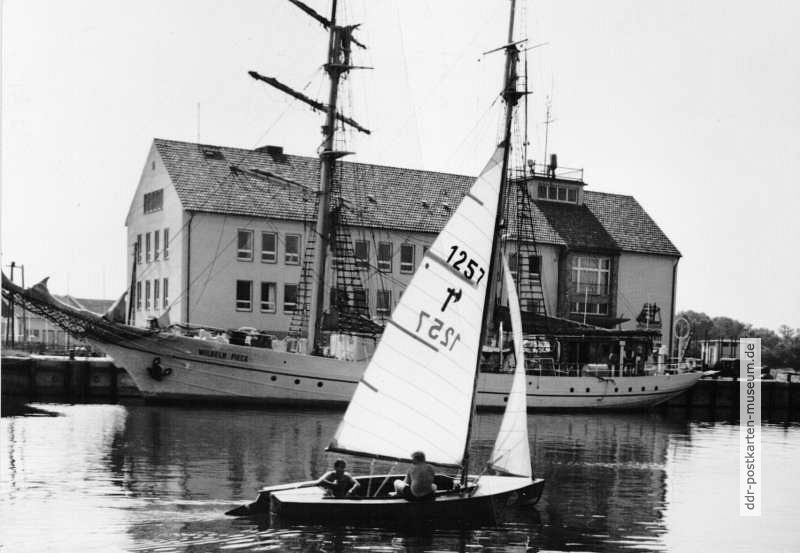 Heimkehrende Segler an der Seesportschule in Wieck bei Greifswald - 1967