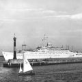 Ausfahrt des FGDB-Urlauberschiffes MS "Völkerfreundschaft" in Warnemünde - 1963