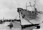 Urlauberschiff "Völkerfreundschaft" im Hafen von Warnemünde - 1960