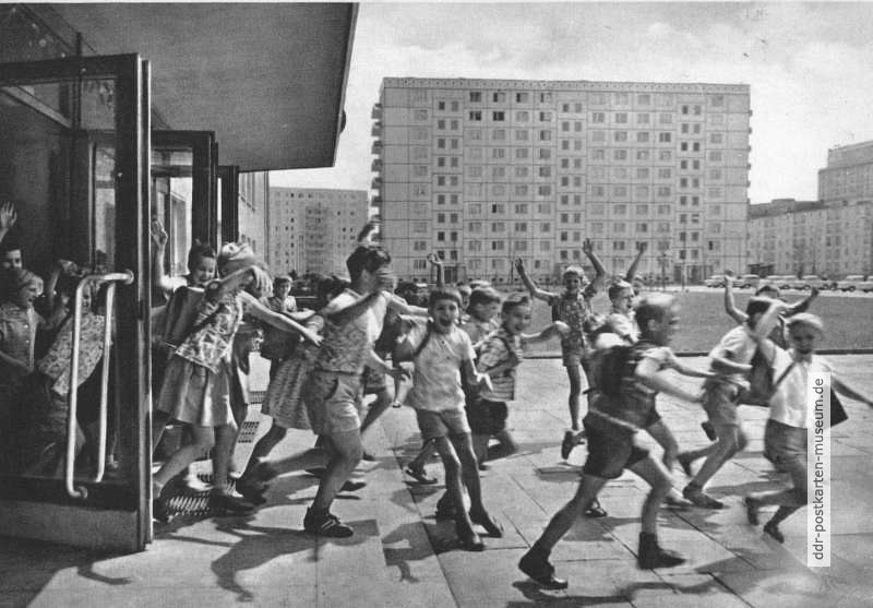 Schulschluß in Berliner Oberschule 1967 - Verlag Gebrüder Garloff