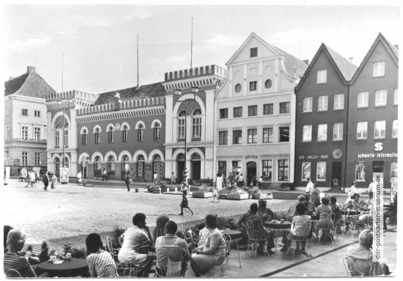 Markt mit Cafe, Eis-Milch-Bar, Schwerin-Information - 1981