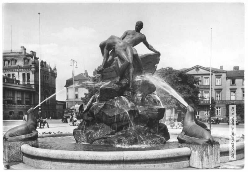 Grunthalplatz (später Leninplatz) mit Denkmal "Die Schiffbrüchigen" - 1958