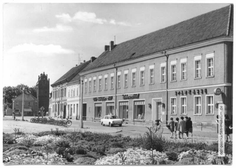 Ernst-Thälmann-Straße mit Pulverturm, Sparkasse - 1972