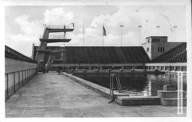 Schwimmstadion Leipzig, Blick auf die Nordtribüne mit Kommando- und Sprungturm - 1952