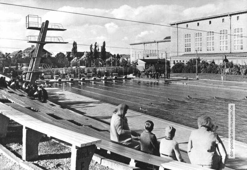Schwimmtraining im Schwimmstadion von Rostock - 1971