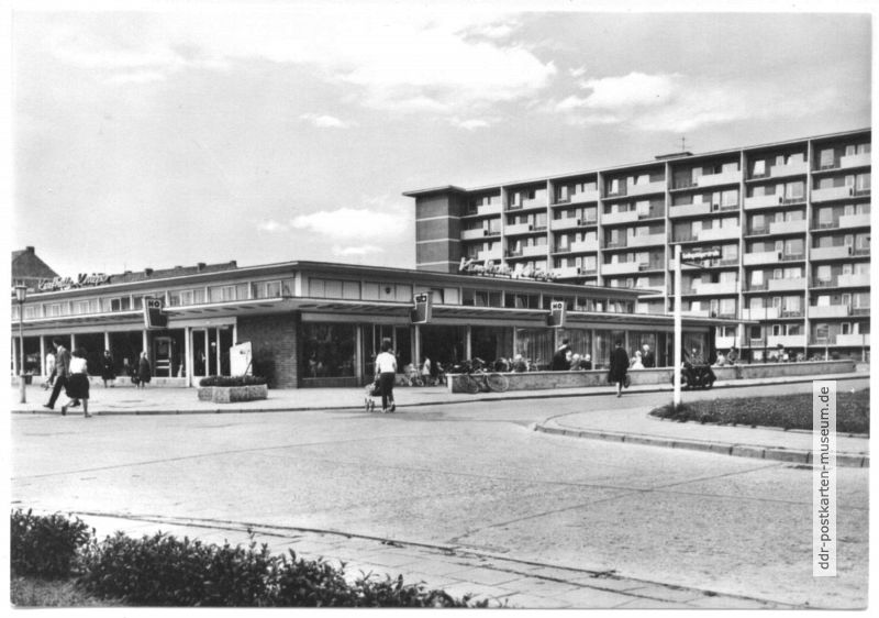 Kaufhalle "Knieper" an der Kedingshäger Straße - 1967
