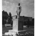 Aufbau-Denkmal "Trümmerfrau" - 1960 