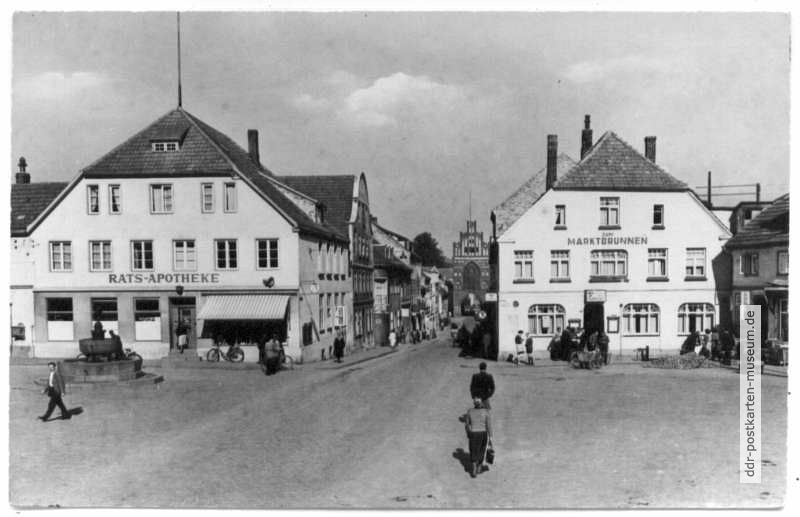 Markt mit Hechtbrunnen, Rats-Apotheke und HOG "Zum Marktbrunnen - 1964