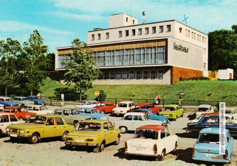 Parkplatz vor dem Kurhaus im Ostseebad Ahrenshoop mit Pkw Trabant - 1977
