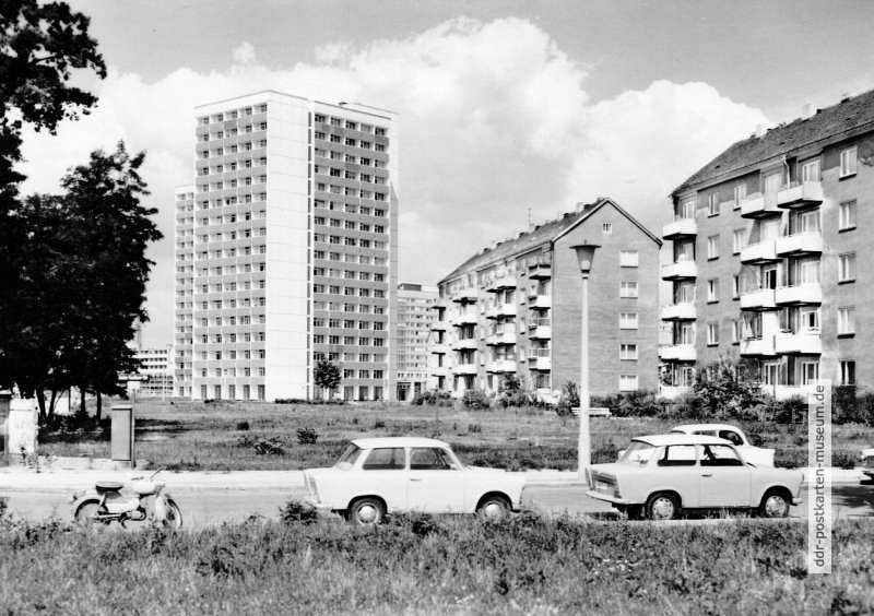 Trabanten im Neubauviertel an der Anton-Saefkow-Straße in Dresden - 1970