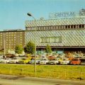 Trabant dominiert den Parkplatz vor dem Centrum-Warenhaus in Hoyerswerda - 1981
