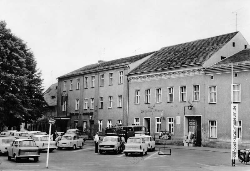 Jede Menge Trabis vor dem Hotel "Deutsches Haus" in Lübbenau - 1978