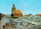 Karl-Marx-Platz in Ribnitz-Damgarten mit 32 Pkw der Marke "Trabant" - 1974