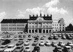 Parkplatz vor dem Rathaus von Rostock voller Trabis - 1980