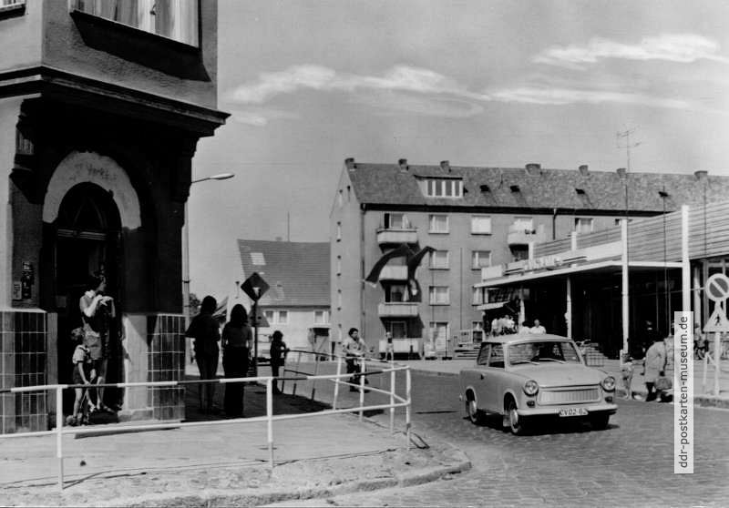 Pkw "Trabant 601" in der Altstädter Straße in Strasburg (Bezirk Neubrandenburg) - 1975