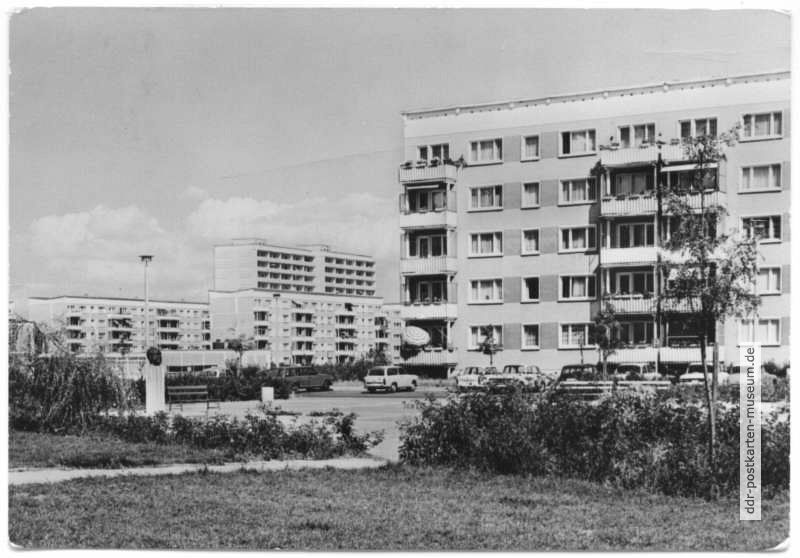 Neubauten und Denkmal am Kurt-Bürger-Platz - 1980