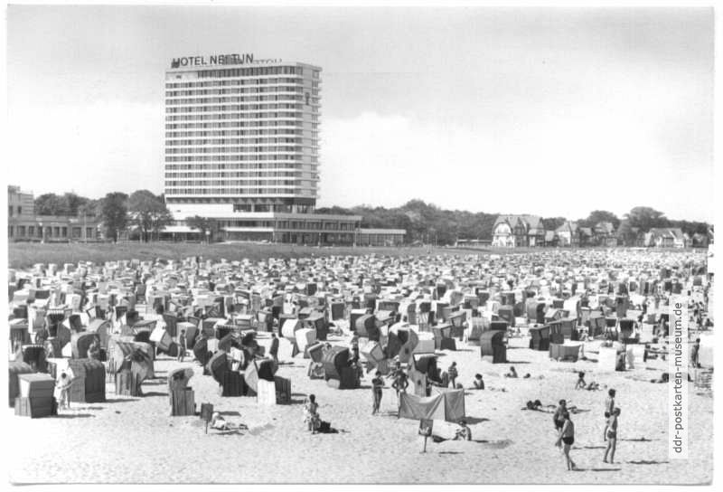 Strand mit Blick zum Hotel "Neptun" - 1974