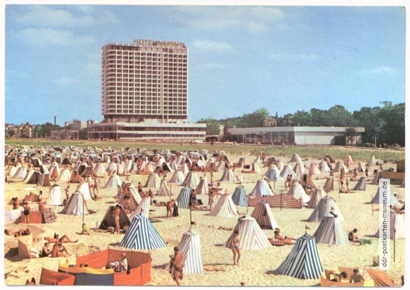 Blick vom Strand zum Hotel "Neptun" - 1972 / 1978