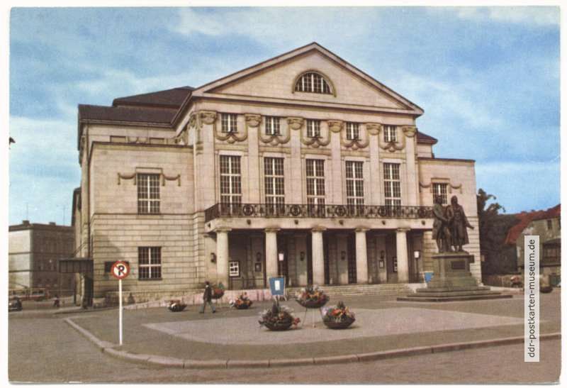 Weimarer National-Theater mit Goethe-Schiller-Denkmal - 1963