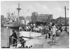 Frachter und Ausflugsdampfer im Hafen - 1961