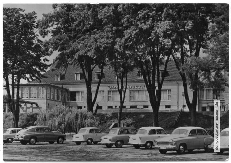 Parkplatz an der HO-Gaststätte "Vier Jahreszeiten" - 1962