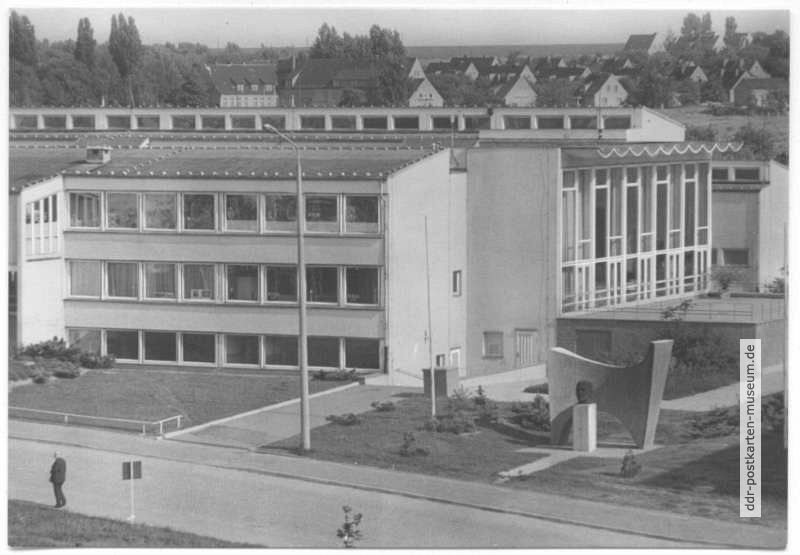 Lenin-Oberschule mit Lenin-Denkmal - 1976