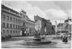 Hauptmarkt mit Rathaus und Kinderbrunnen - 1970